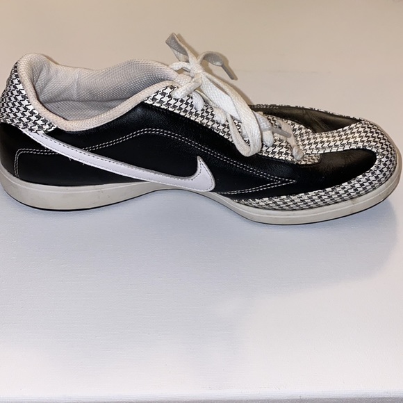 Women’s size 9 Nike “bowling shoes” - Picture 5 of 6